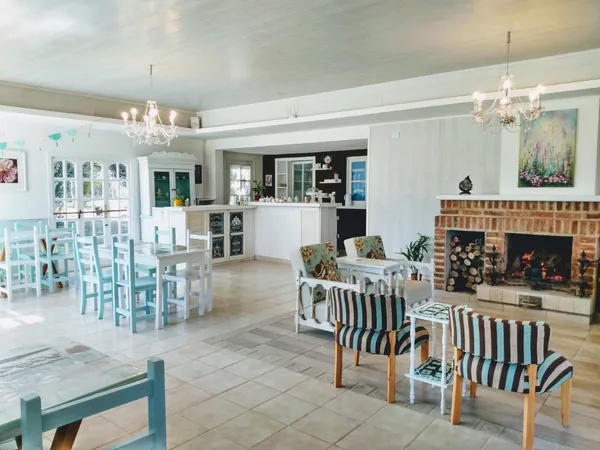 Interior del salón nuevo con barra de madera