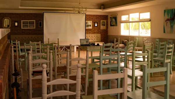 Salón preparado para una presentación empresarial con proyector