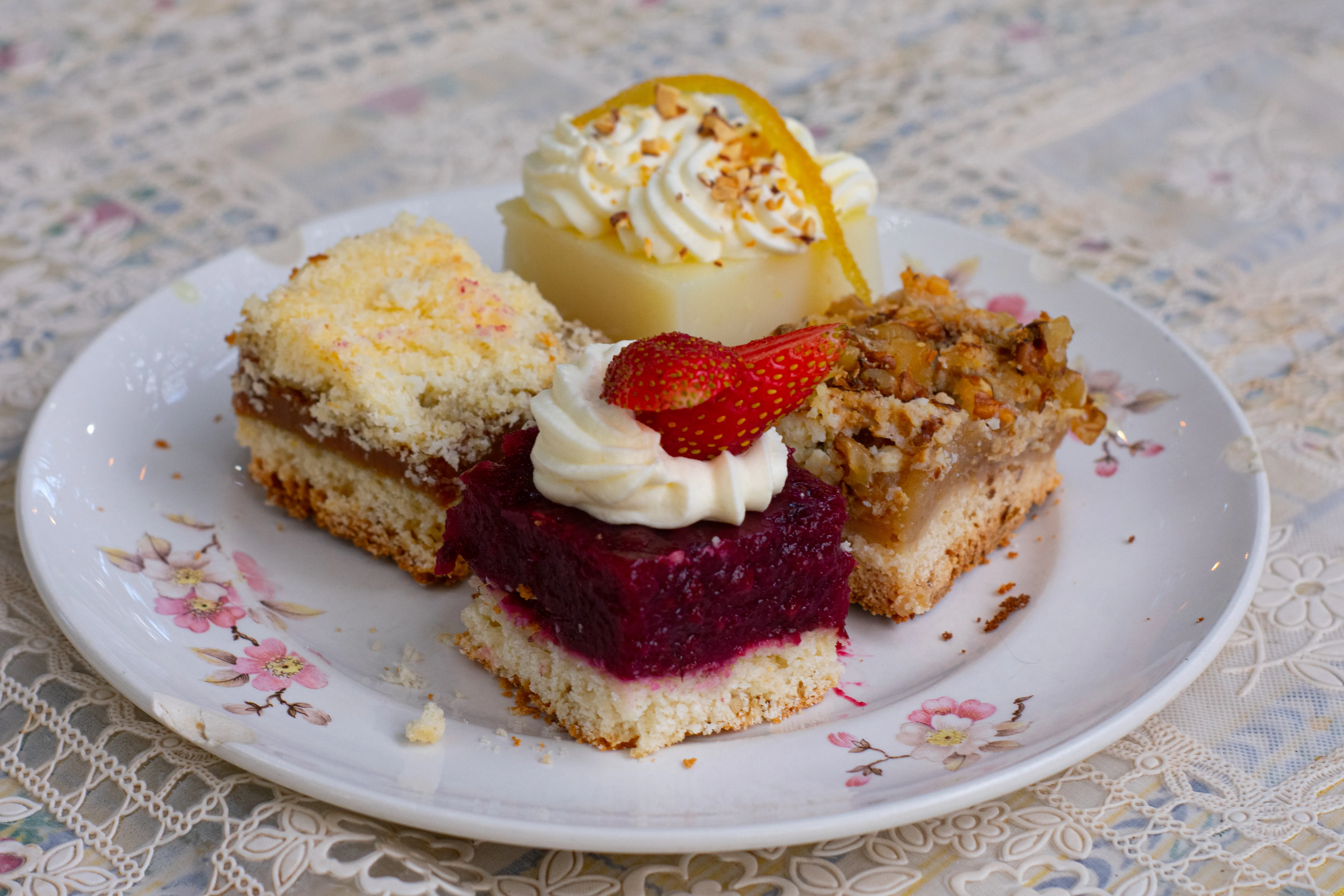 Tabla de degustación con tortas y cheesecakes caseros