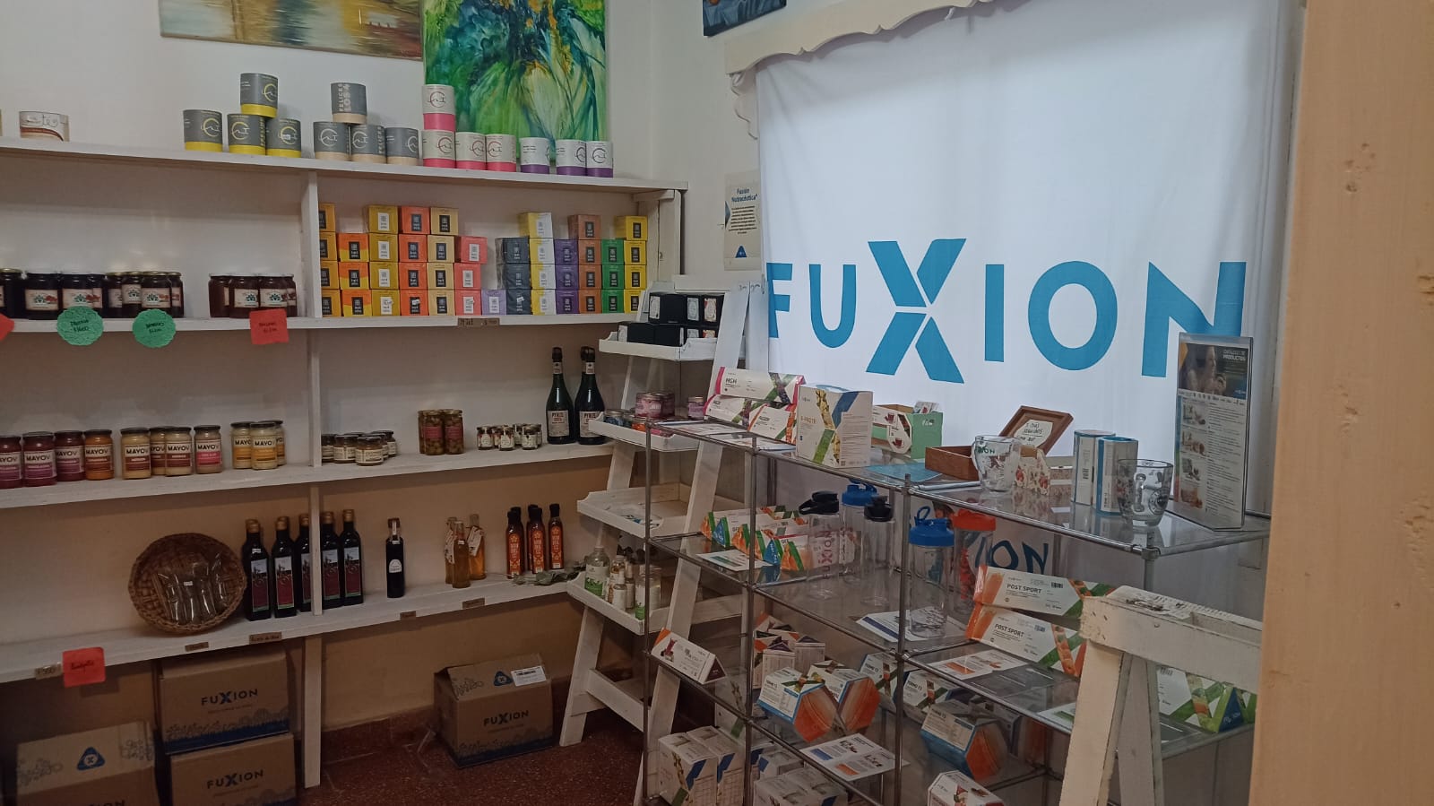 Estantes de la despensita con productos artesanales