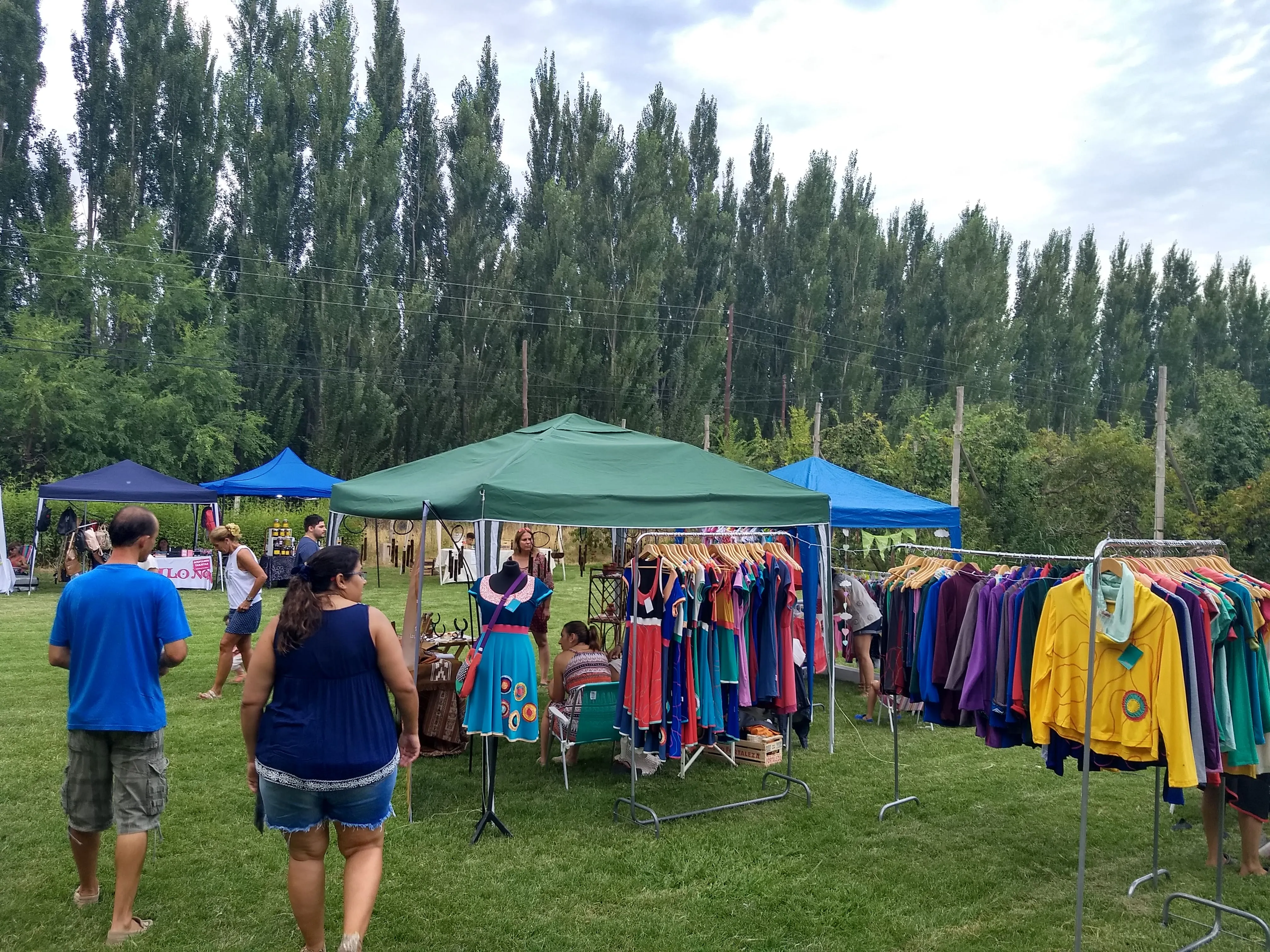 Gazebos de feriantes con productos durante una feria