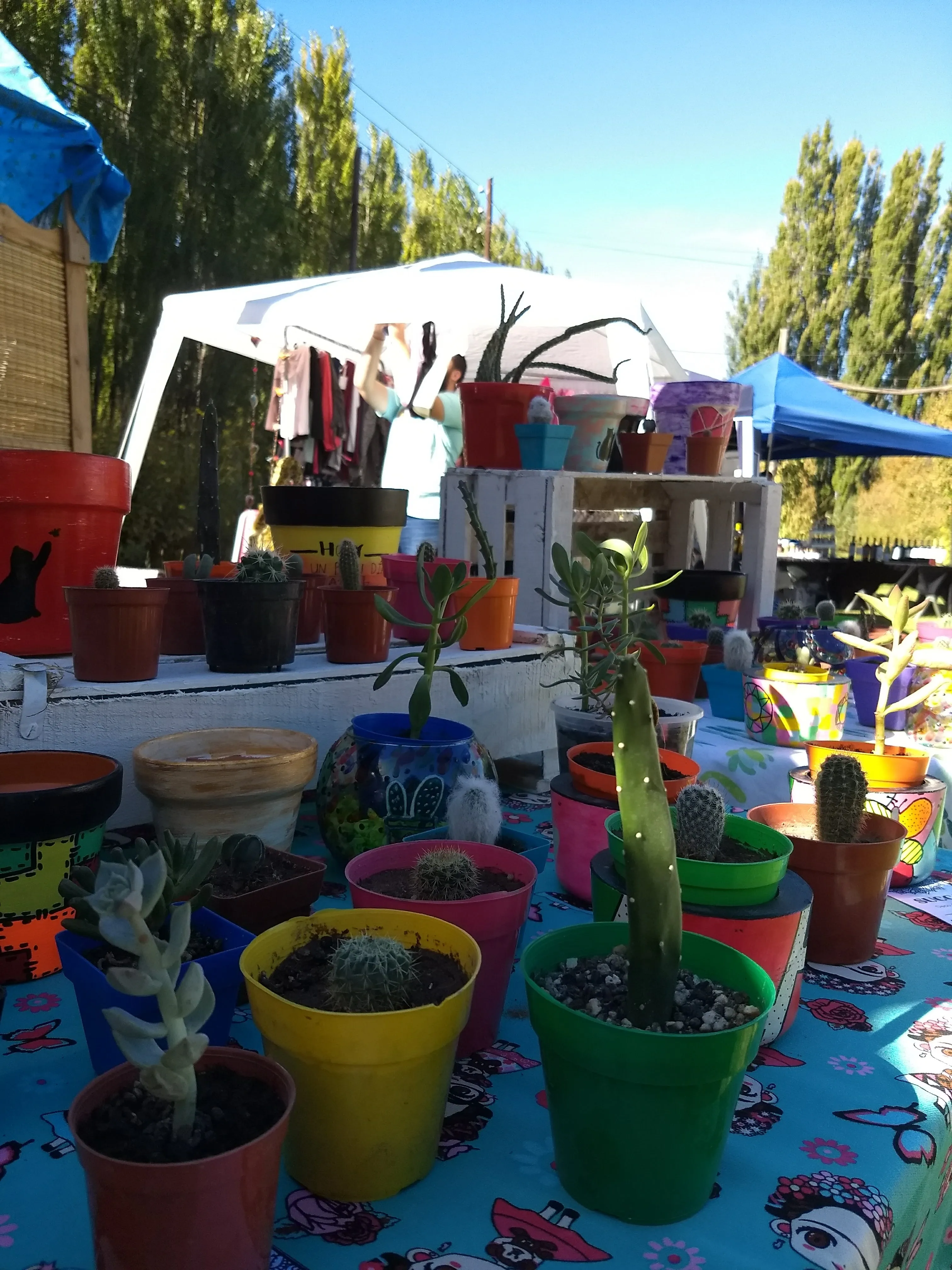 Feriantes armando sus puestos en el parque