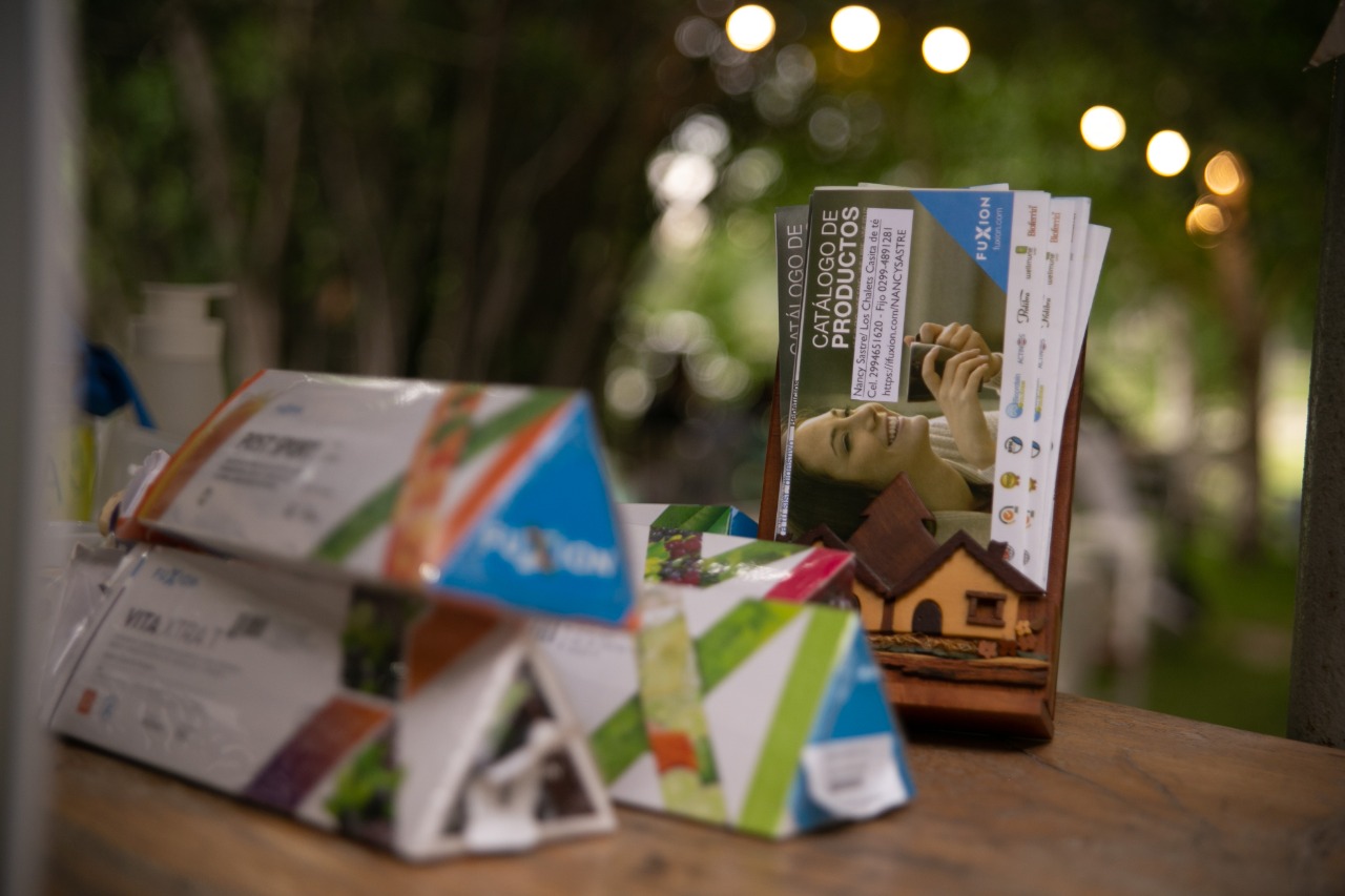 Productos Fuxion exhibidos en la barra