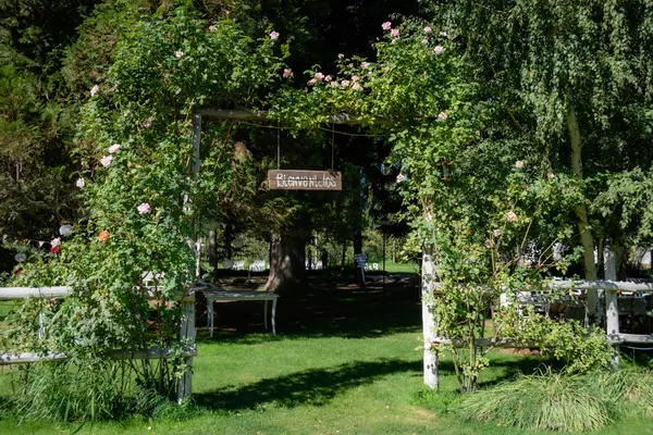 Arco de bienvenida a la entrada del parque