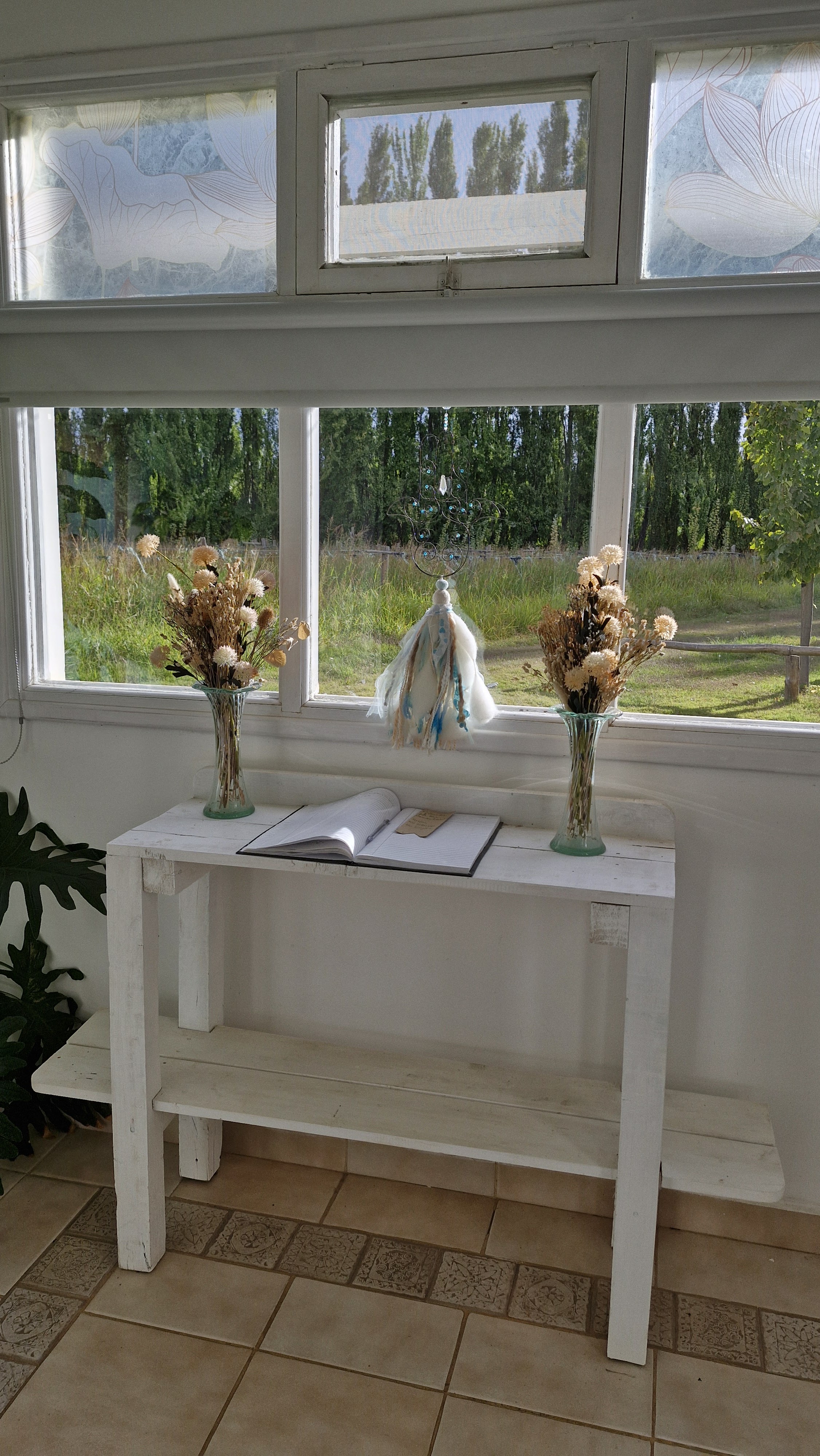 Libro de reseñas en la entrada de Los Chalets