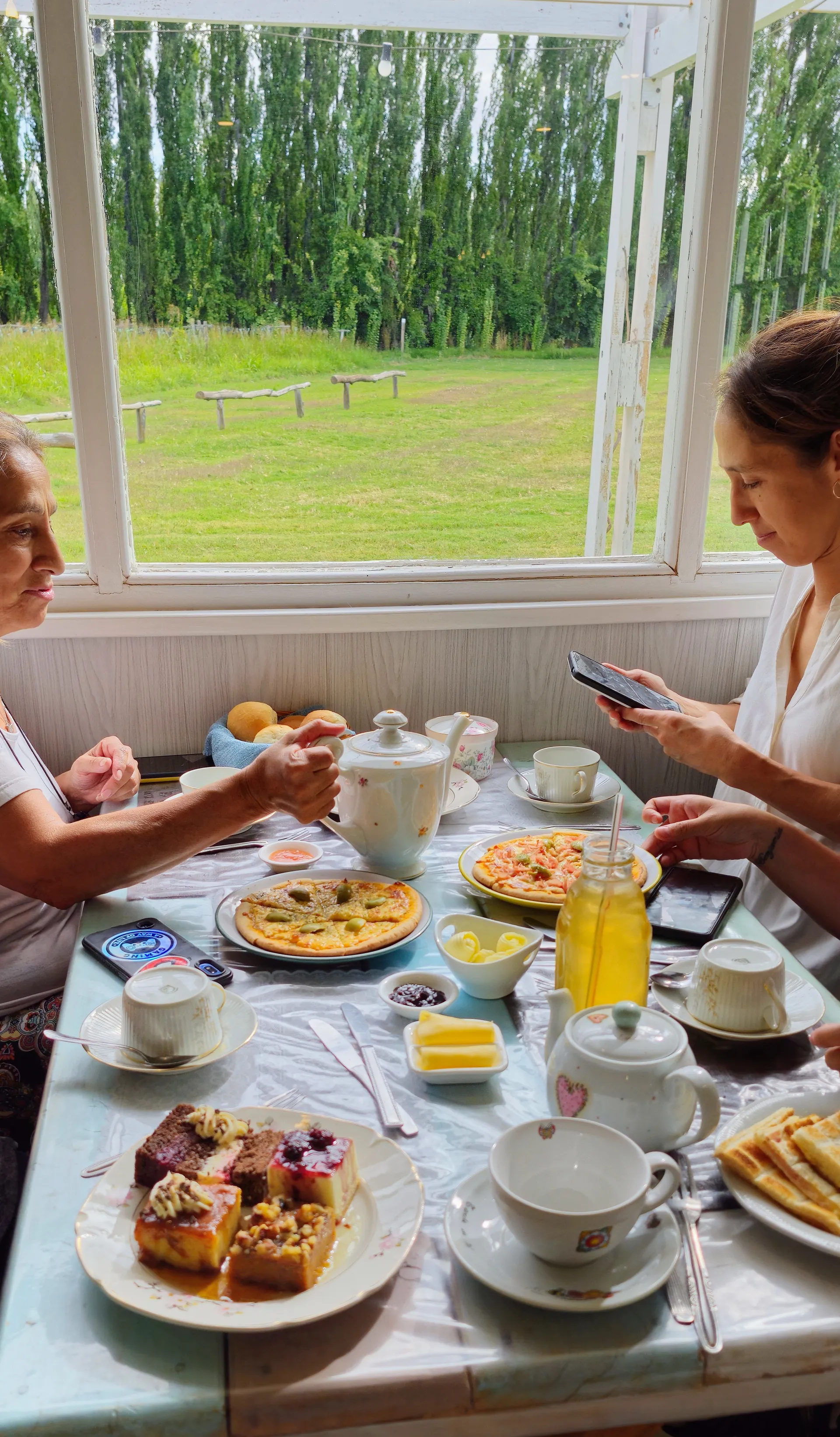 Dos amigas disfrutando de una merienda completa