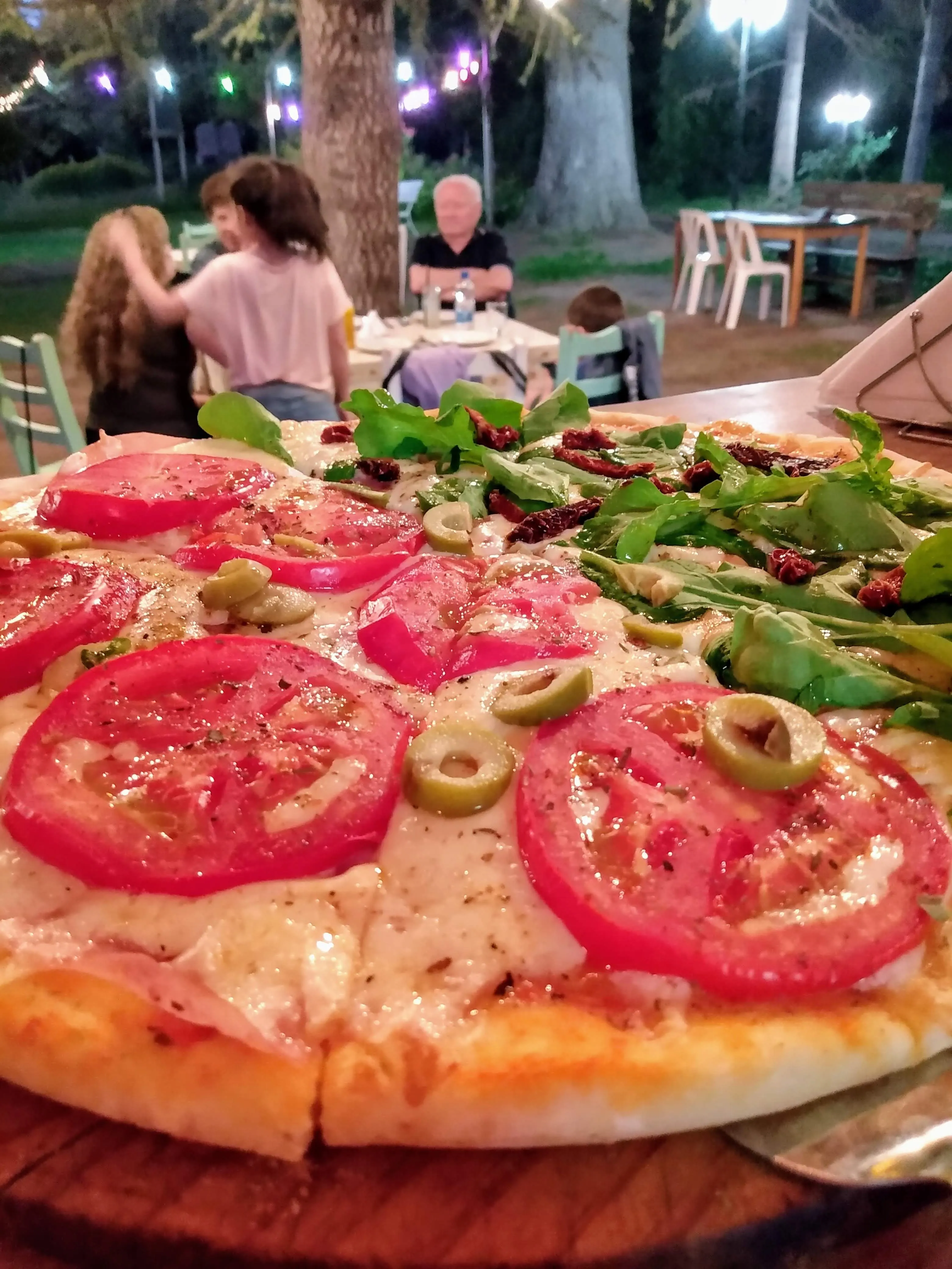 Pizzeta casera con rúcula en la barra