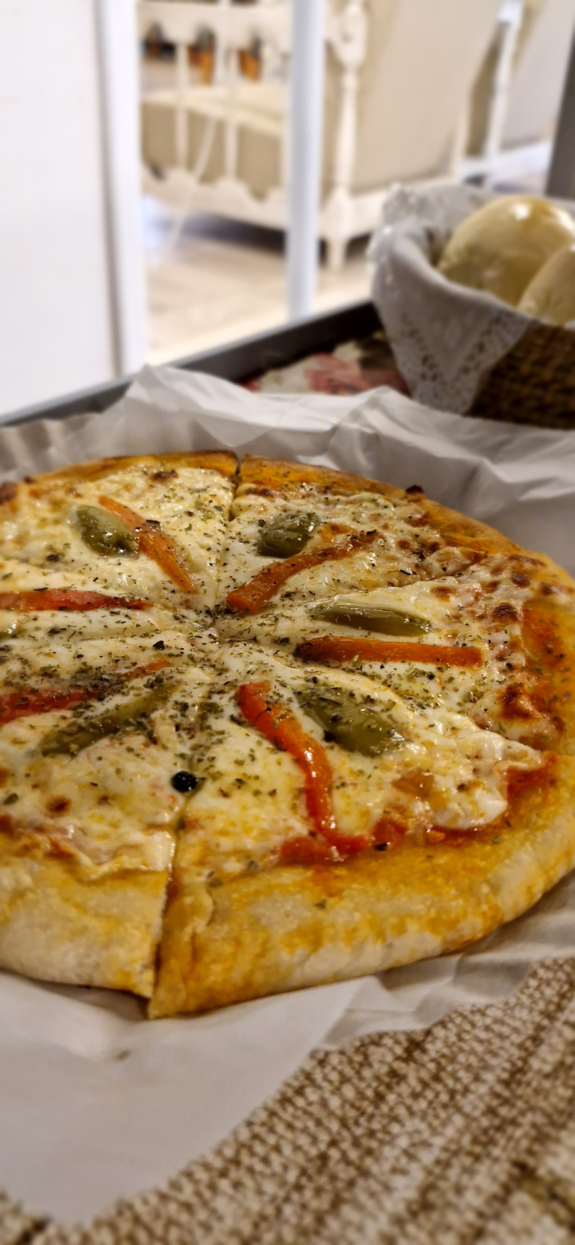 Foto de pizza casera napolitana de cerca