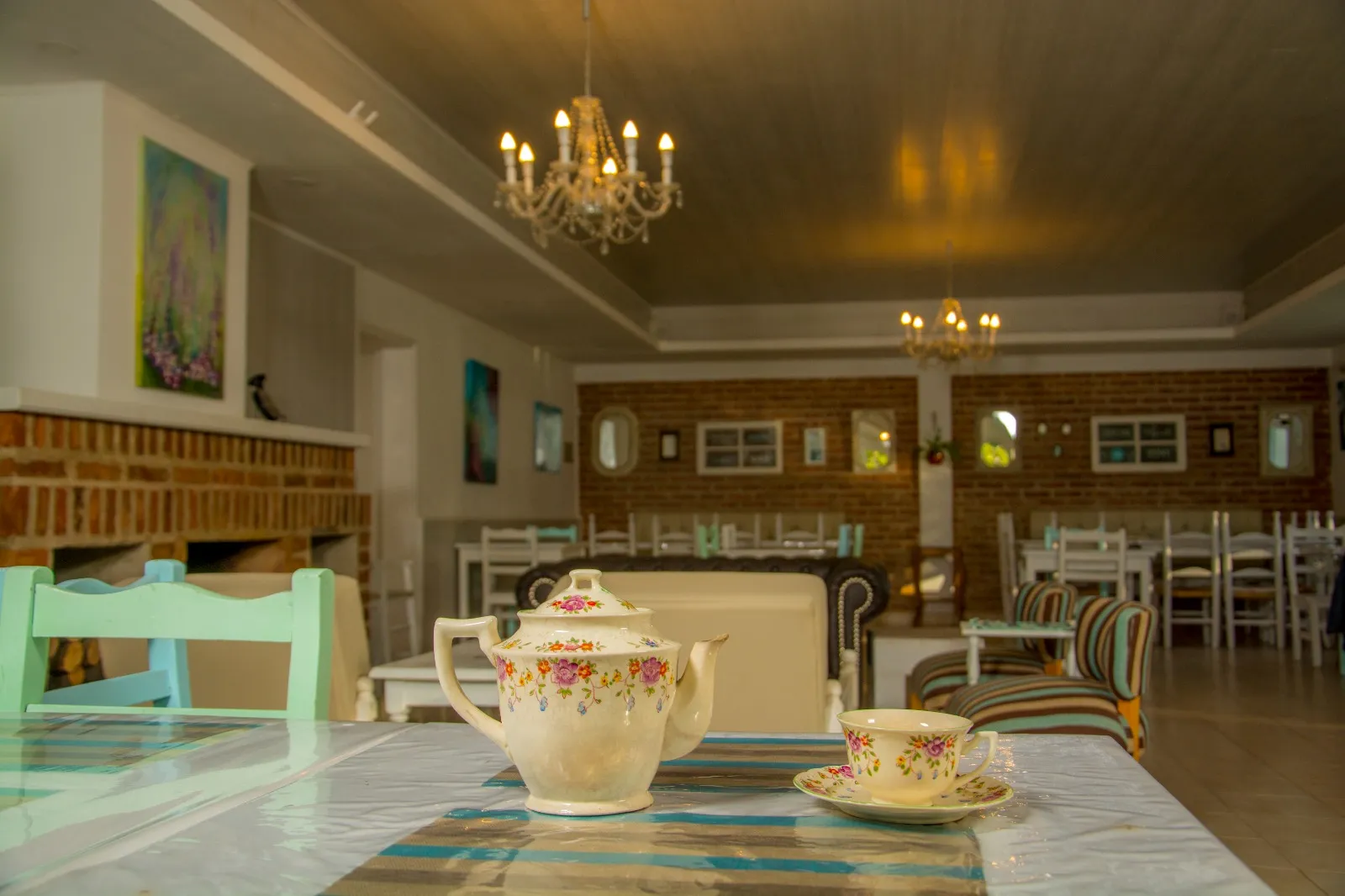 Mesa servida con tetera y taza de porcelana en el salón de Los Chalets