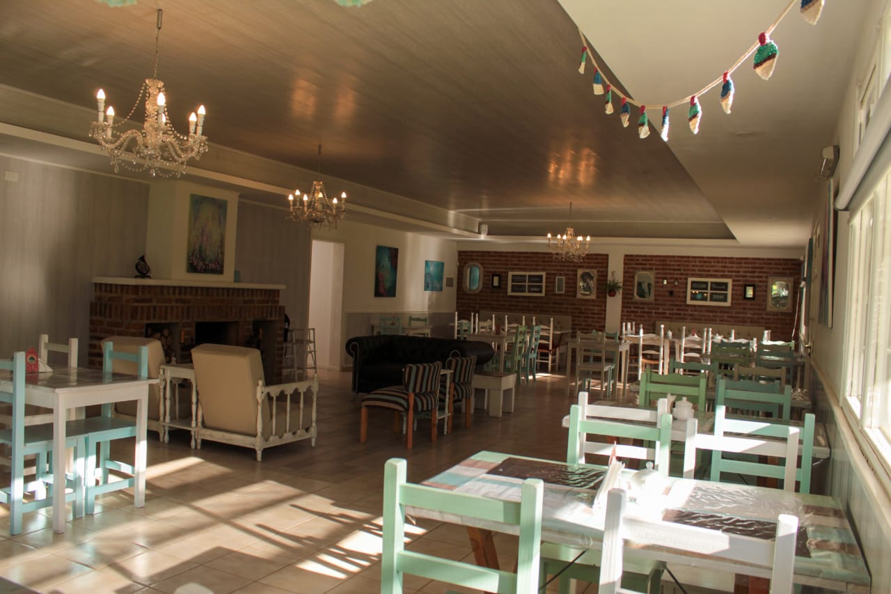 Salon principal con luz natural y decoracion rustica