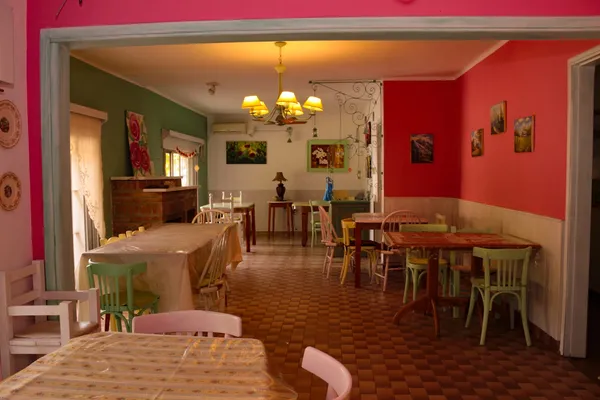 Salón chico renovado con decoración acogedora