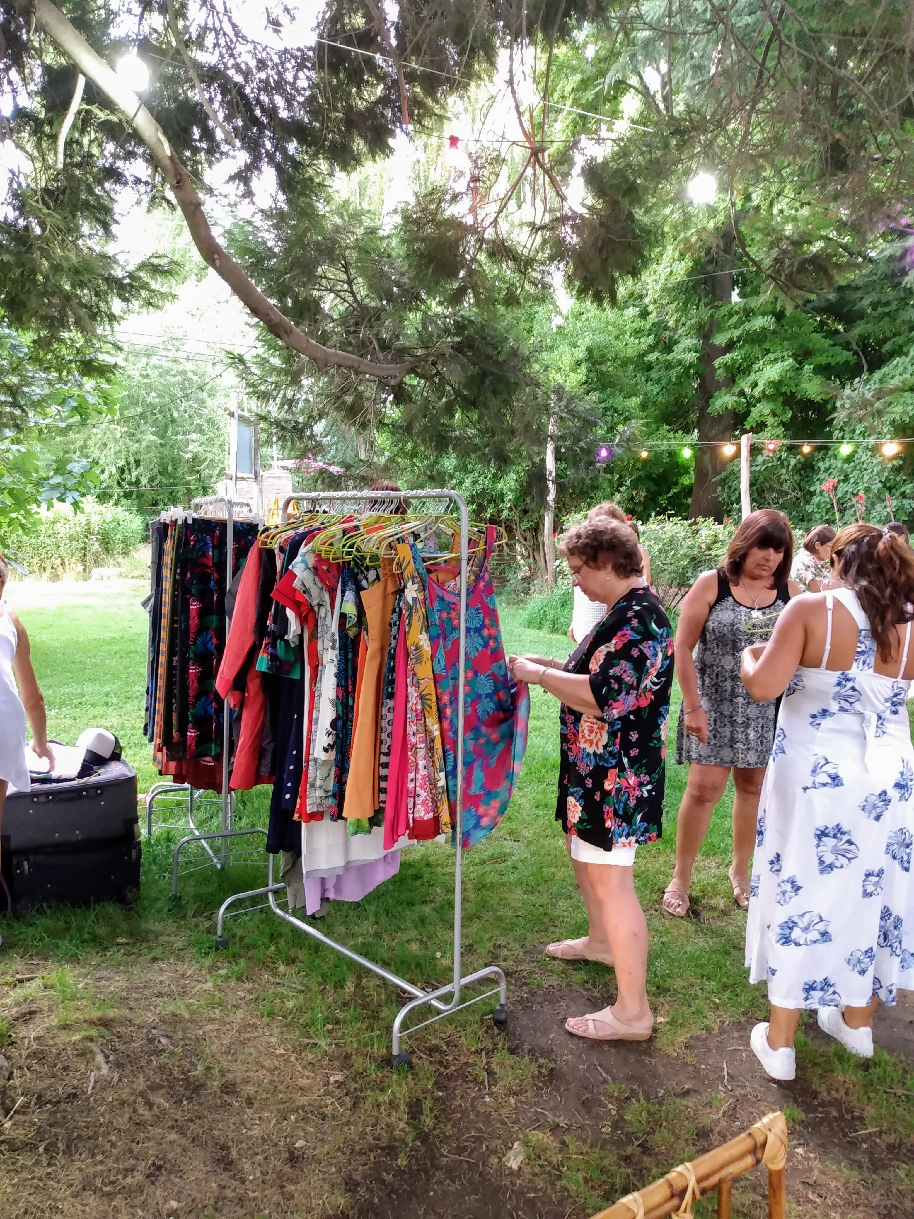 Emprendedora mostrando ropa en un perchero durante un showroom