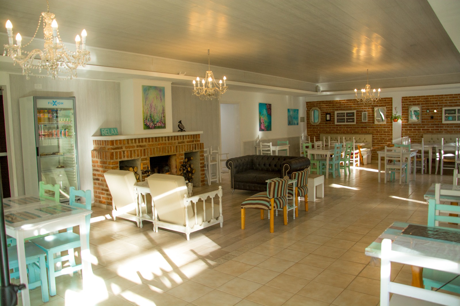 Interior del salón nuevo con luz de tarde